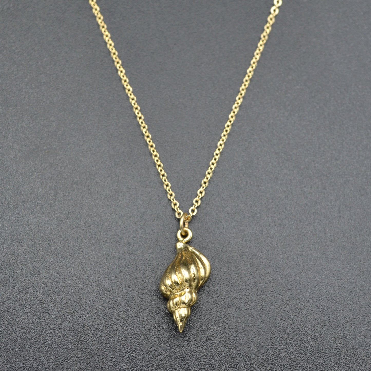 Vintage 14k Gold Seashell Pendant Necklace