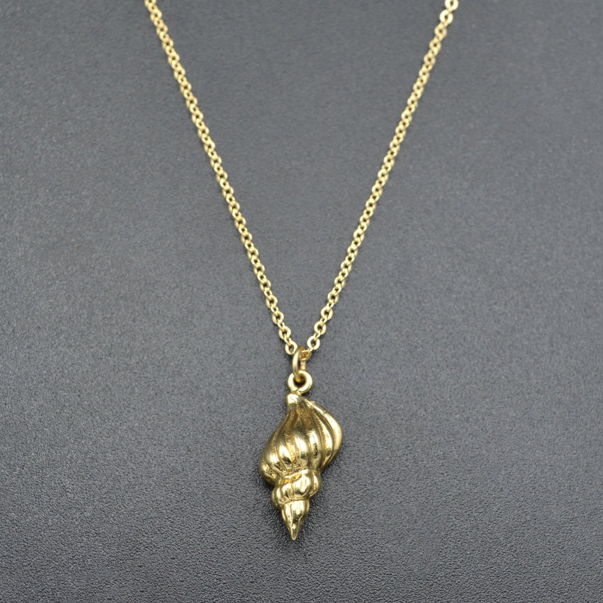 Vintage 14k Gold Seashell Pendant Necklace