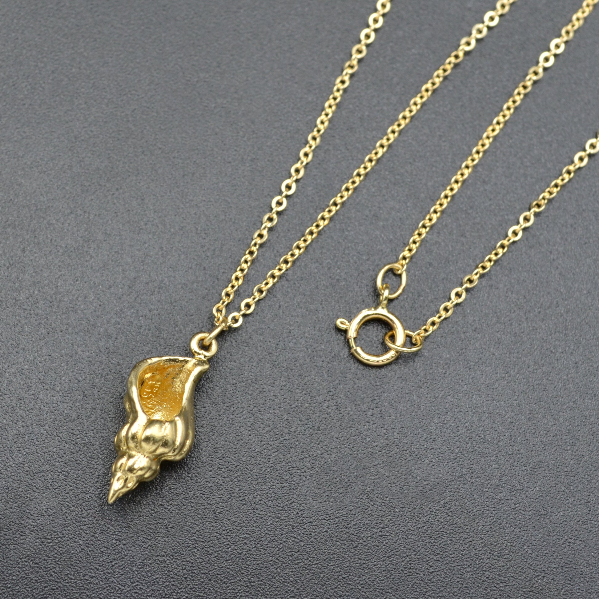 Vintage 14k Gold Seashell Pendant Necklace