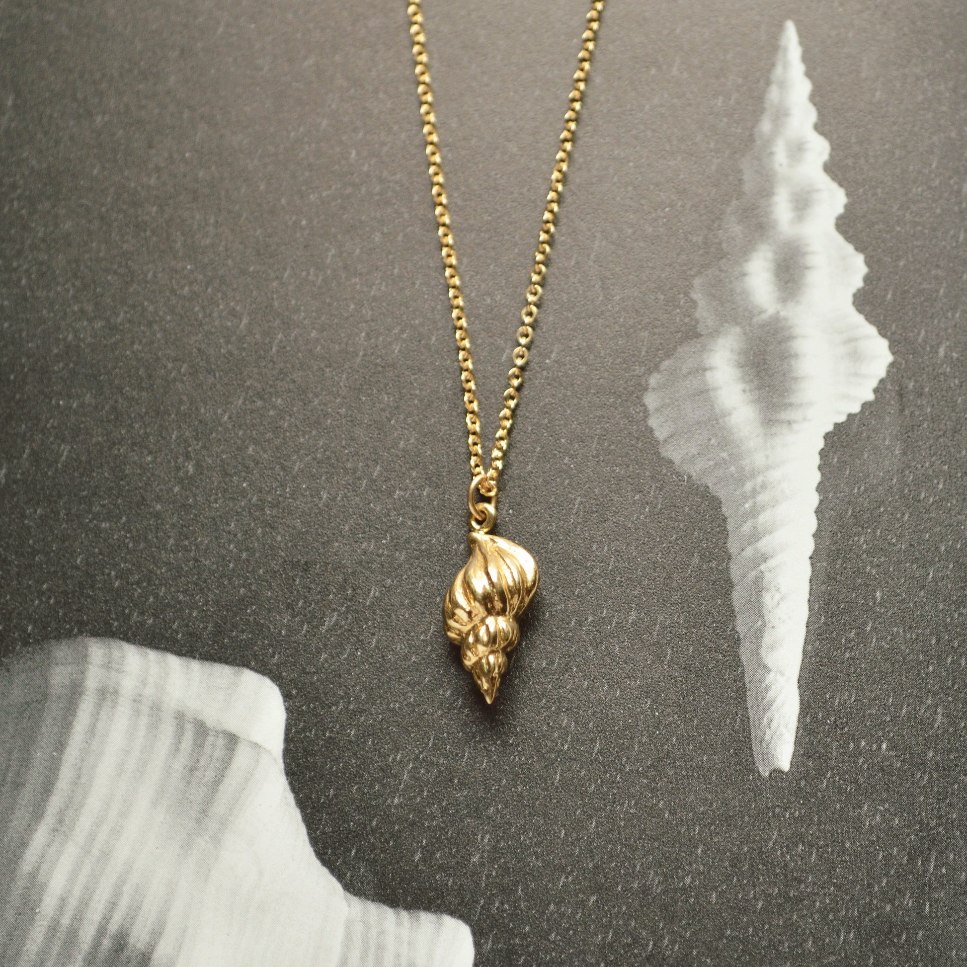 Vintage 14k Gold Seashell Pendant Necklace