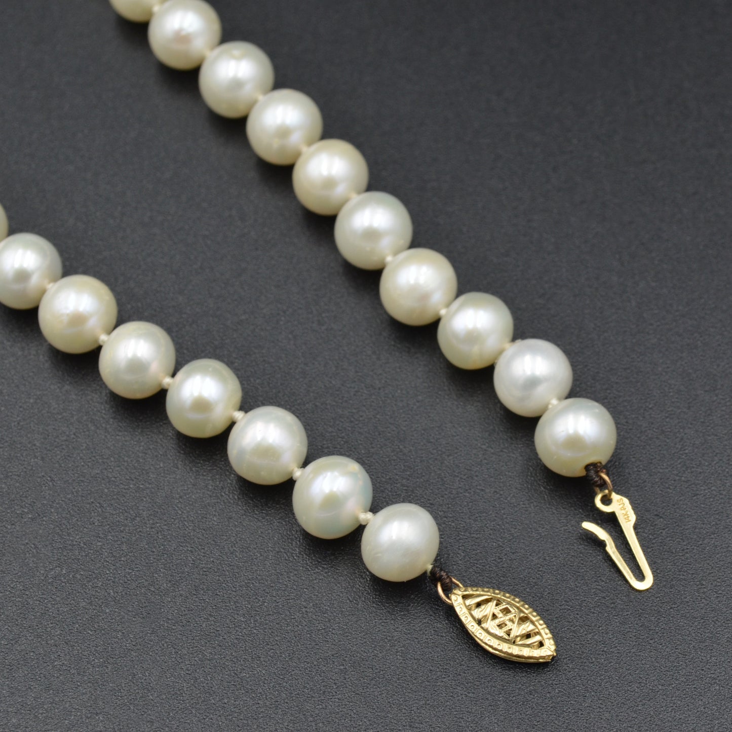 Classic Vintage 14k Gold and Knotted Cream Colored Pearl Necklace