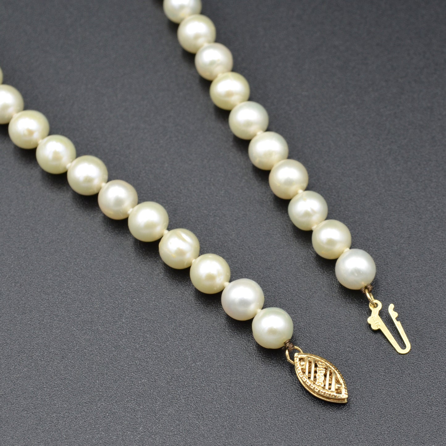 Beautiful Vintage 14k Gold and Knotted Pearl Necklace