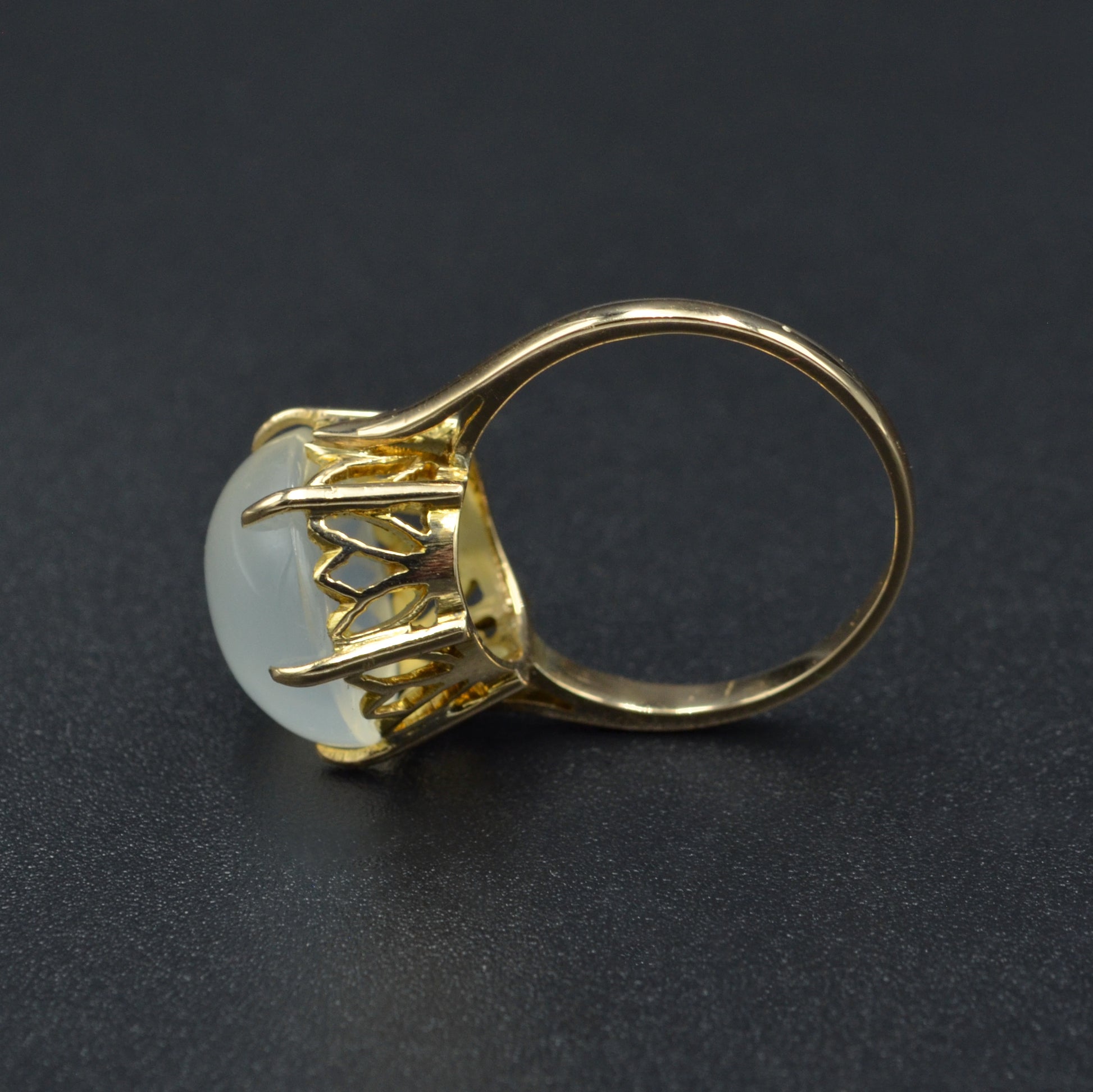 Vintage Cat’s Eye Moonstone and 18k Gold Ring