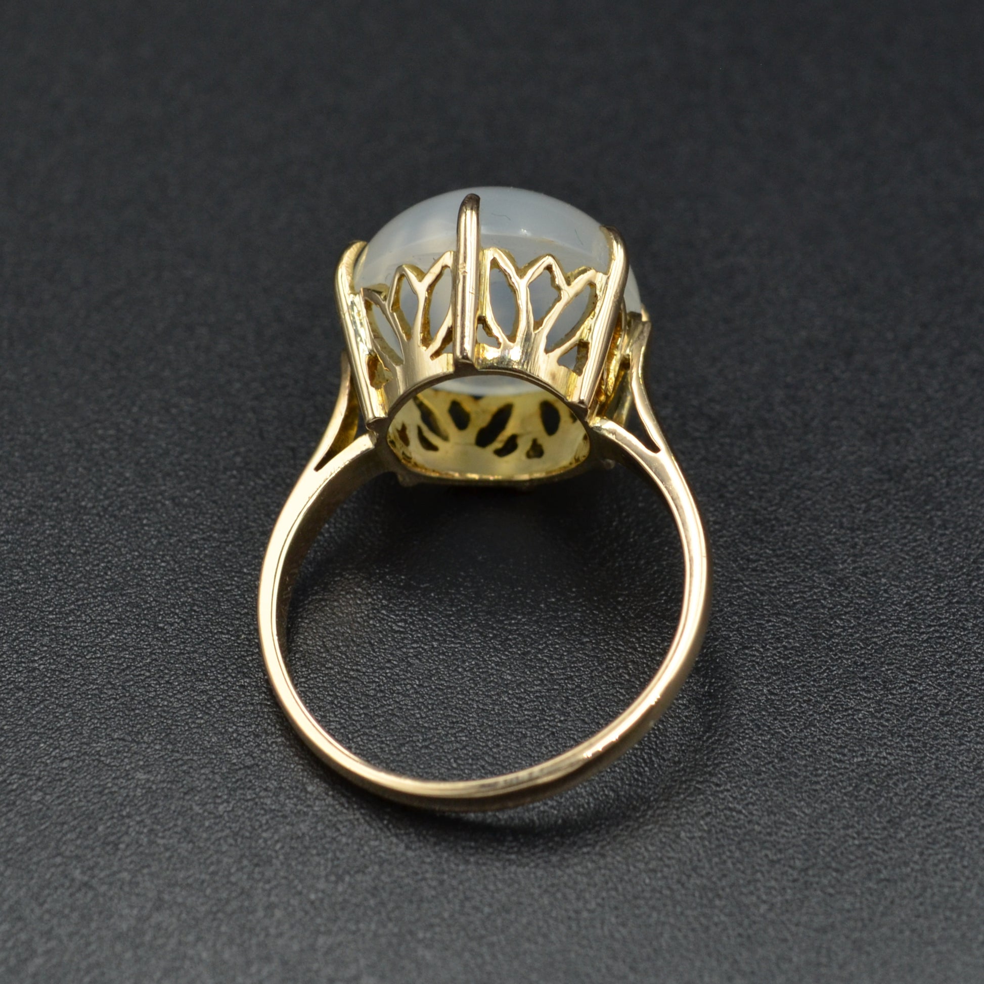 Vintage Cat’s Eye Moonstone and 18k Gold Ring