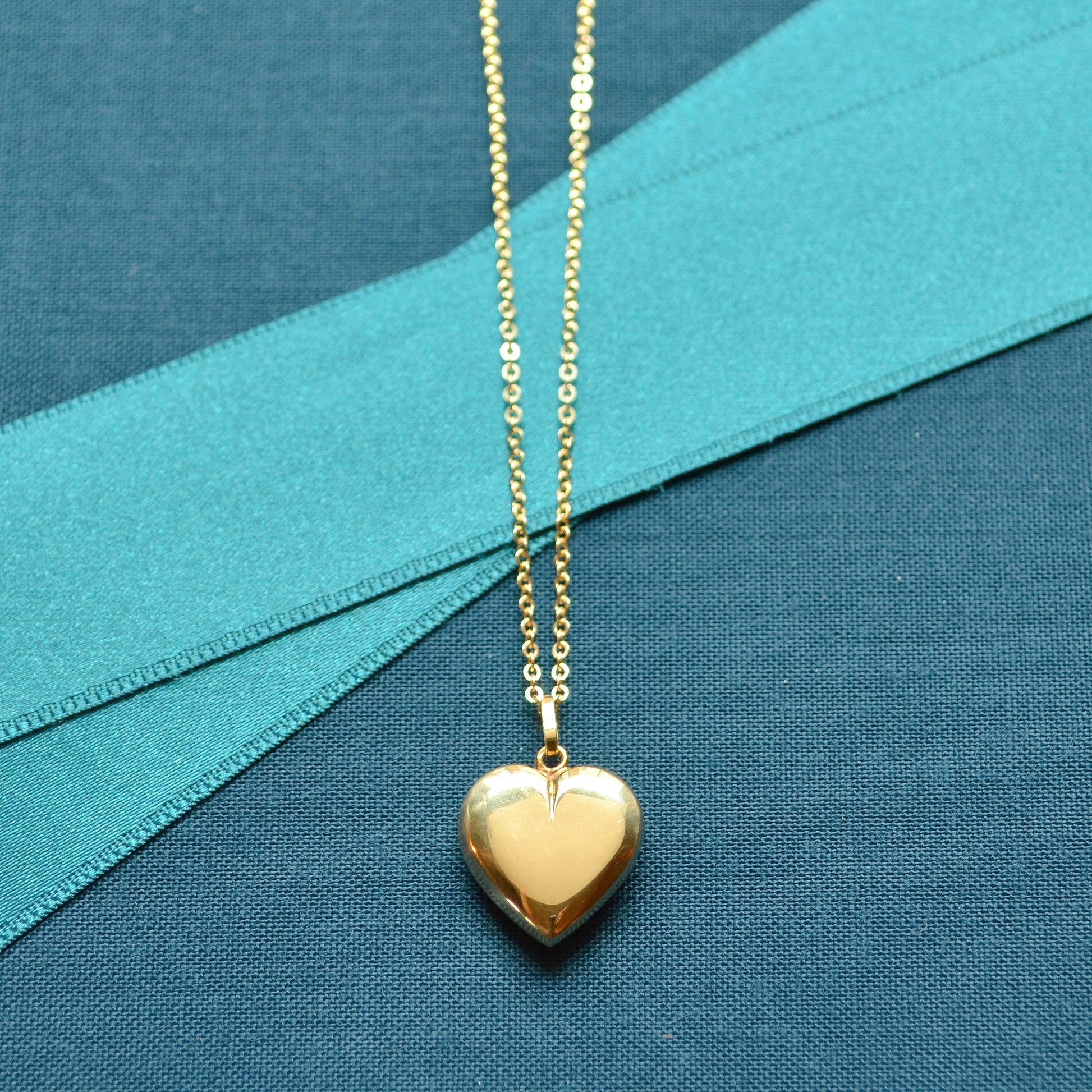 Vintage Classic 14k Gold Heart Pendant Necklace