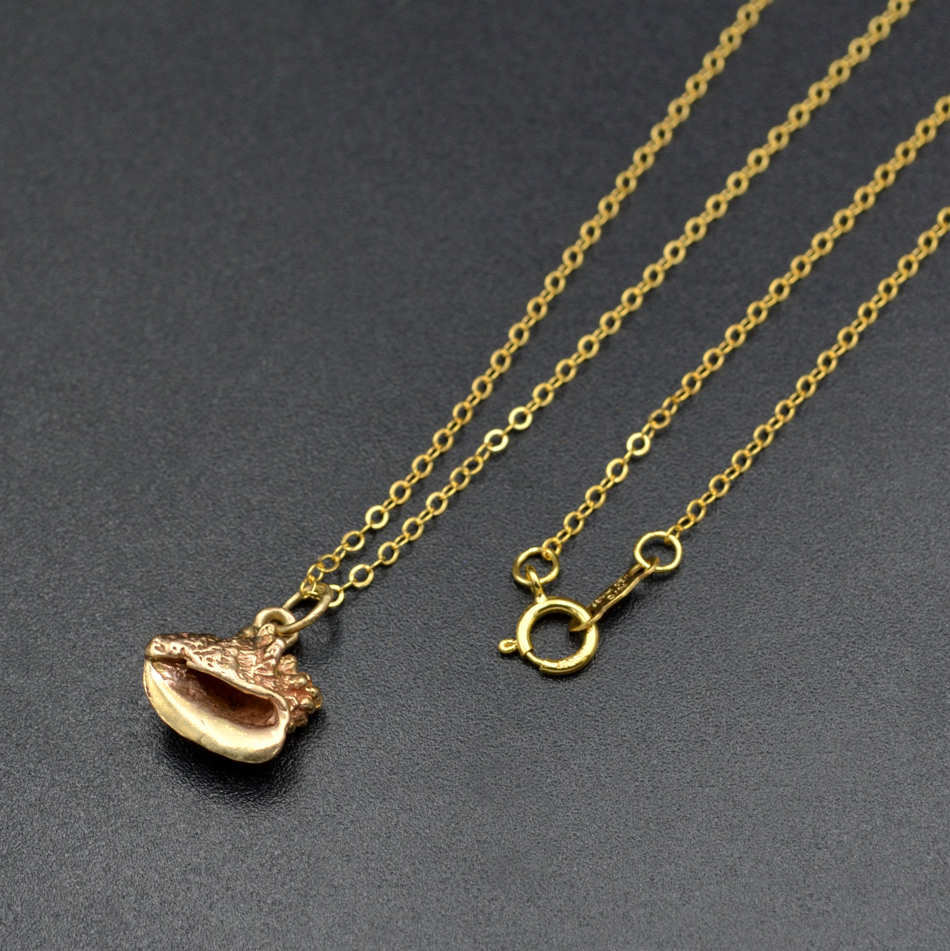 Vintage 14k Gold Seashell Pendant Necklace